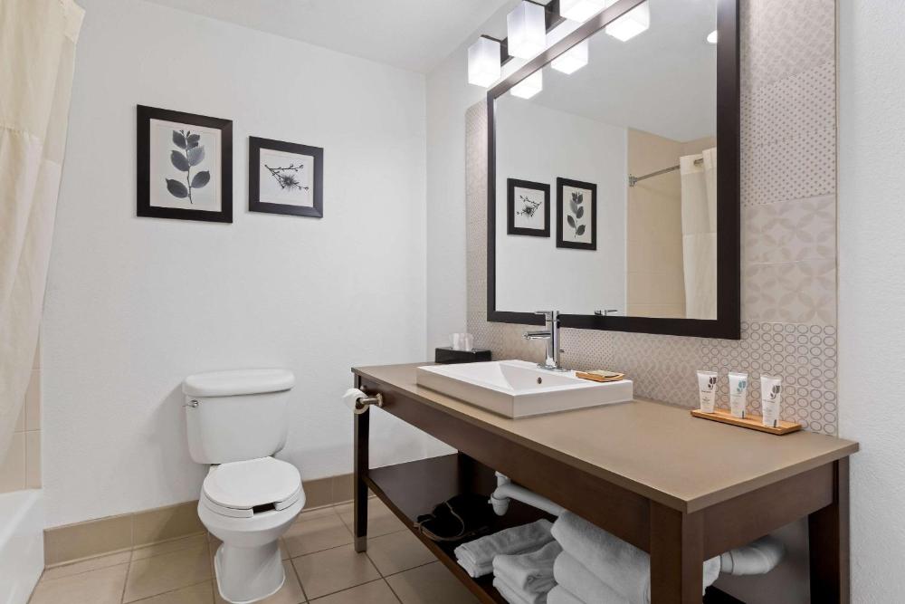 King Suite with Whirlpool - Non-Smoking interior